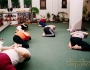 Hatha-joga nodarbības zālē.