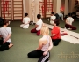 Hatha-joga nodarbības zālē.