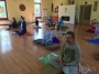 Sēdus meditācija zālē.
